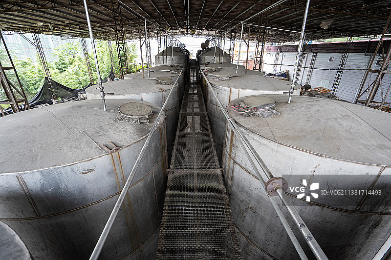 酒厂里一排排大发酵罐及中间的通道图片素材