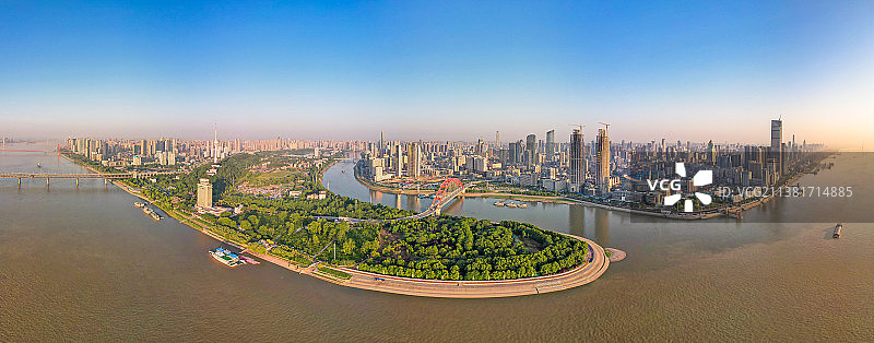 武汉两江交汇的南岸嘴风光图片素材