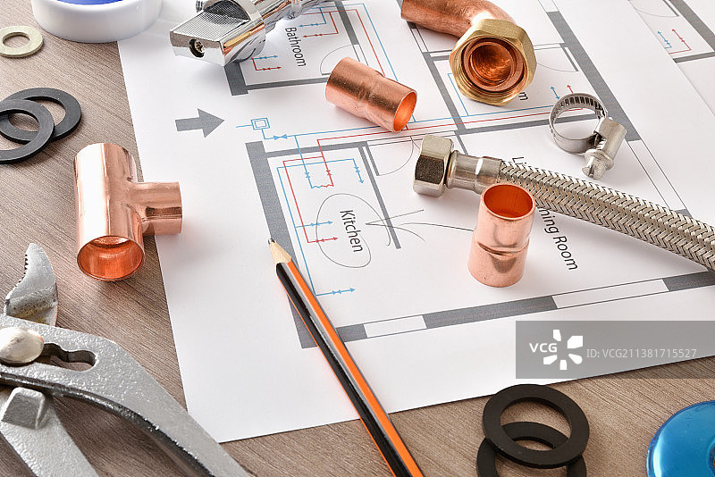 木桌上的规划和房屋给水安装材料细节图片素材