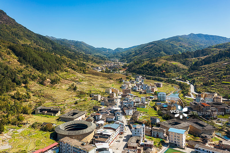 航拍世界文化遗产、福建省龙岩市永定区湖坑镇南中村（南溪土楼群）土楼沟南江景区—— 衍香楼图片素材