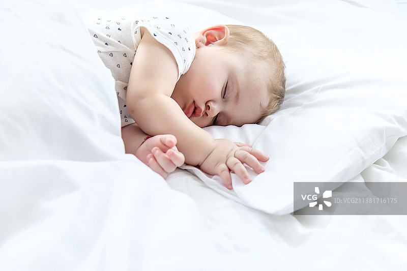 在白色床上睡觉的婴儿（选择性焦点）图片素材