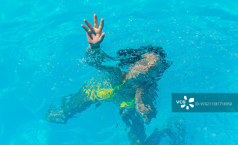 孩子在水中，选择性聚焦图片素材