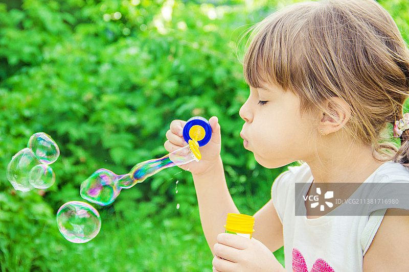 孩子们吹泡泡图片素材