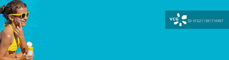 泳池边，儿童脸上的防晒霜，选择性聚焦图片素材