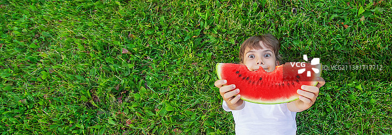 儿童在野餐时吃西瓜图片素材