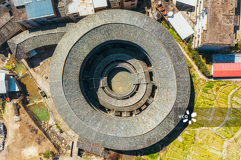 正上方视角航拍世界文化遗产，福建省龙岩市永定区湖坑镇南中村（南溪土楼群）土楼沟南江景区——环极楼图片素材
