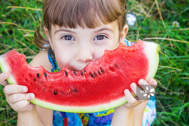 儿童吃西瓜特写图片素材