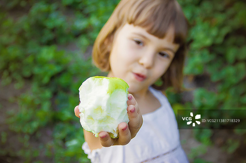 拿着苹果的小孩图片素材