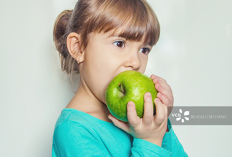 拿着苹果的小孩图片素材