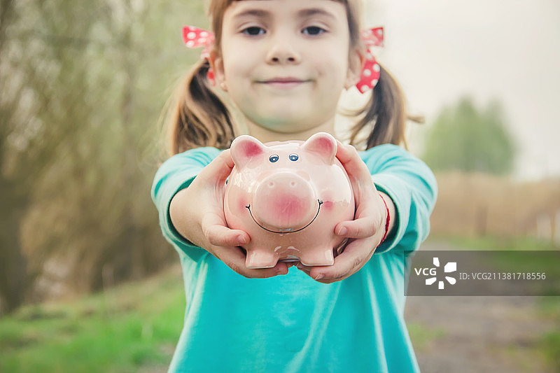 孩子手中的储蓄罐，选择性聚焦储蓄图片素材