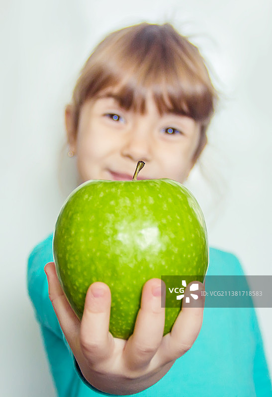 拿着苹果的小孩图片素材