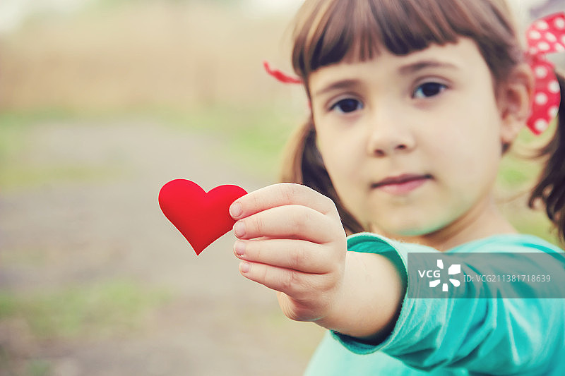 孩子手中的爱心（选择性焦点）图片素材