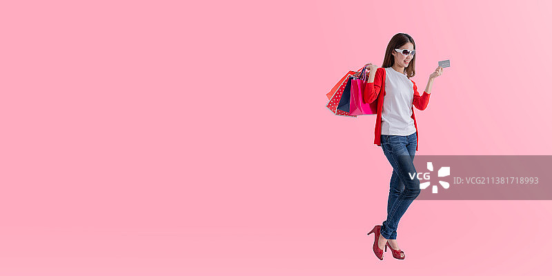 在泰国购物的年轻快乐的女人图片素材