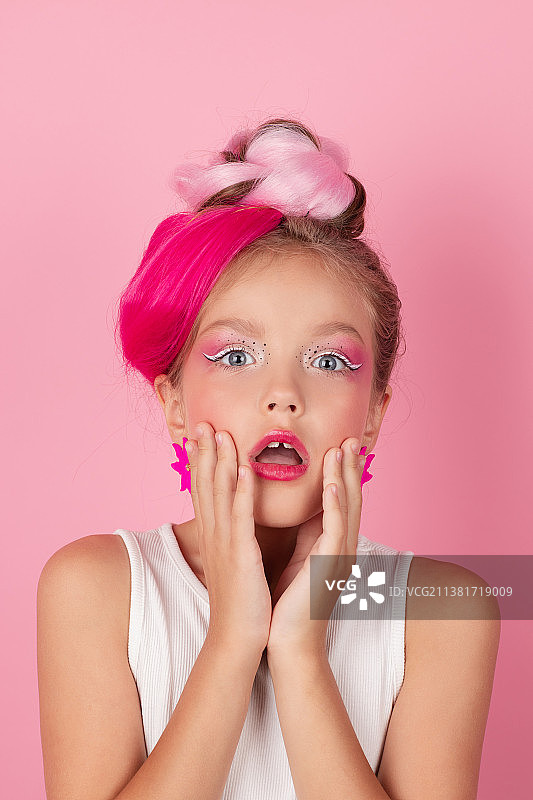 发型和妆容粉嫩的可爱小女孩图片素材