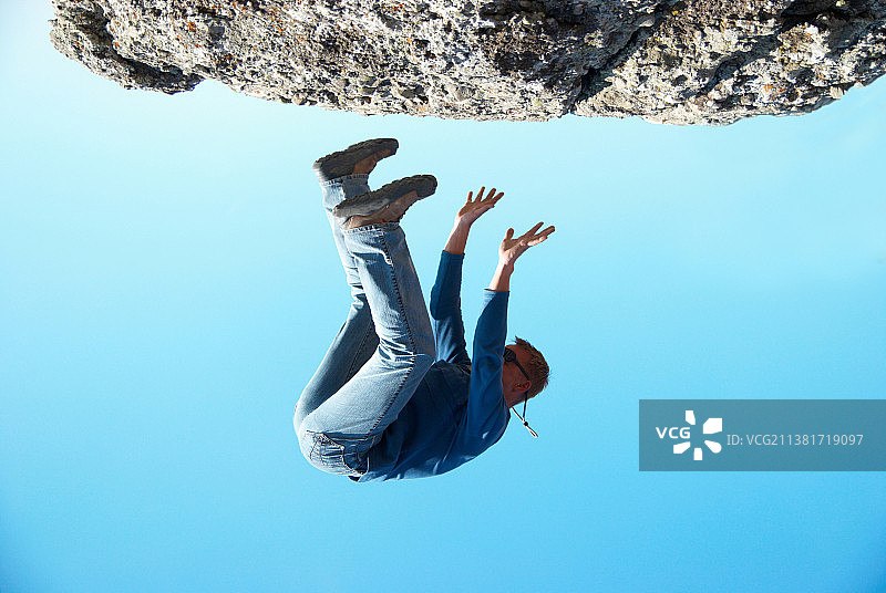 跳跃的男人，低角度仰视图片素材
