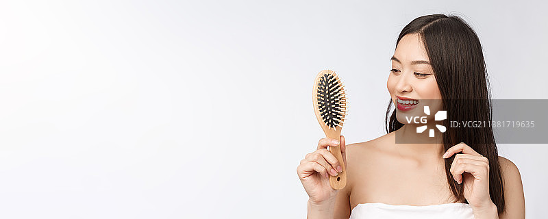 年轻女子梳理秀发的肖像图片素材