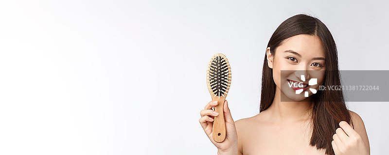 年轻女子梳理秀发的肖像图片素材