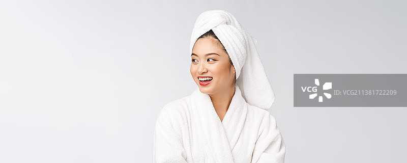 穿着浴袍的快乐亚洲年轻女士肖像图片素材