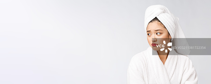 为健康问题而烦恼的年轻女人图片素材