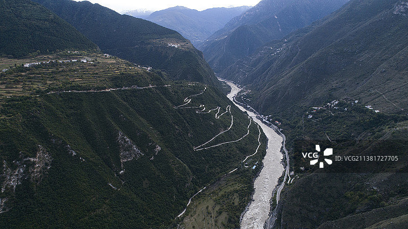 大渡河边的莫洛村的碉楼藏寨图片素材