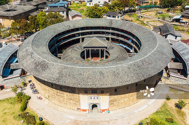 福建省龙岩市永定县湖坑镇洪坑村客家土楼民俗文化村与“土楼王子”——振成楼（福建土楼永定景区）春季航拍图片素材