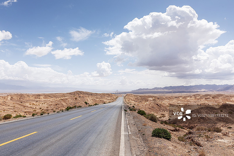 柴达木盆地边缘的公路图片素材