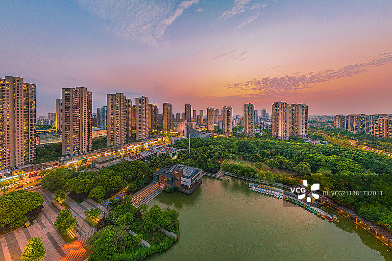 江苏省常州市钟楼区国家4A级旅游景区青枫公园的夏日黄昏风光航拍全景图片素材