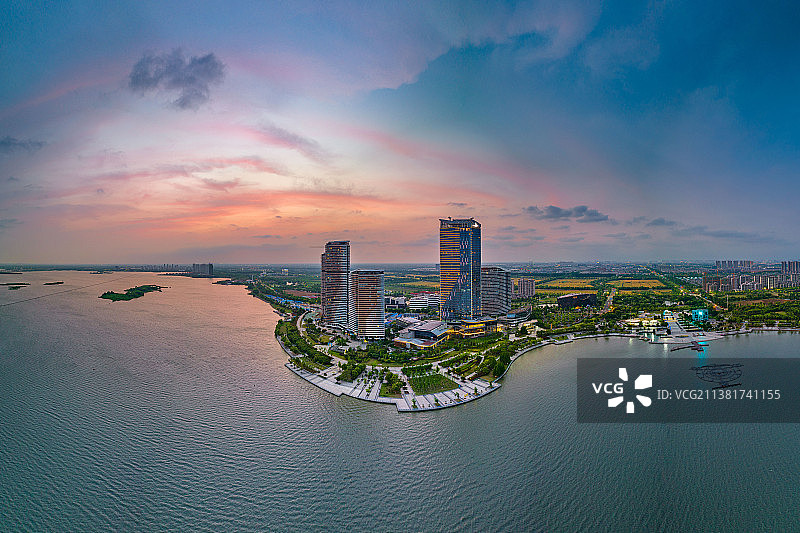 江苏省常州市武进区西太湖旅游度假区揽月湾公园的夏日晚霞风光航拍全景图片素材