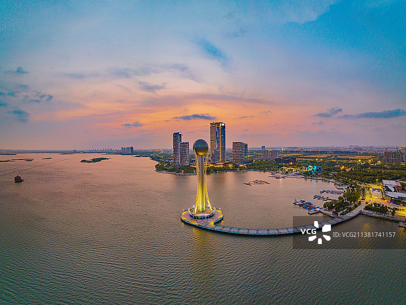 江苏省常州市武进区西太湖旅游度假区揽月湾公园的夏日晚霞风光航拍全景图片素材