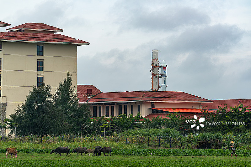 长征七号遥五运载火箭转运图片素材