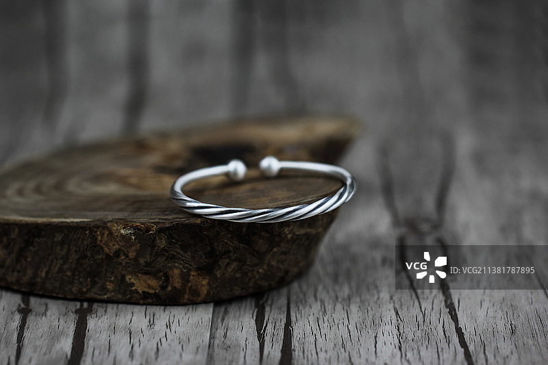开口手镯,手镯, 镯子,珠宝首饰,图案,概念,相伴,个性,爱情,高雅,时尚,银镯,情人节,家庭,生活图片素材