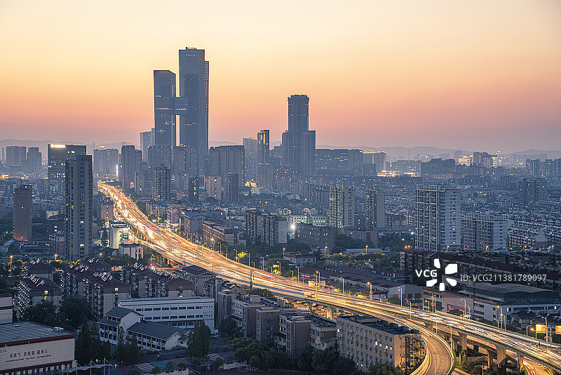 中国江苏南京晚高峰时期的赛虹桥立交与河西金鹰世界图片素材