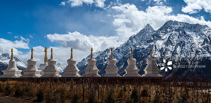雪山下的白塔图片素材