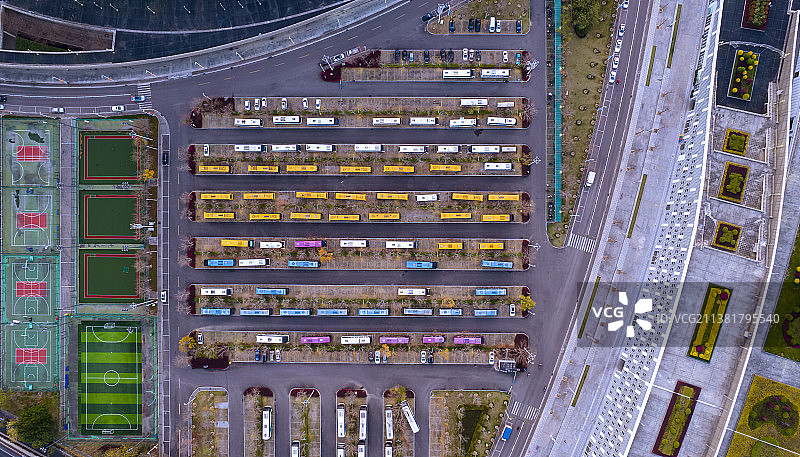 俯视视角下的公交停车场图片素材