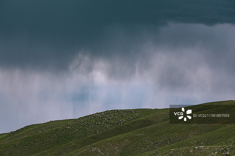 内蒙古包头市春坤山暴雨降临前图片素材
