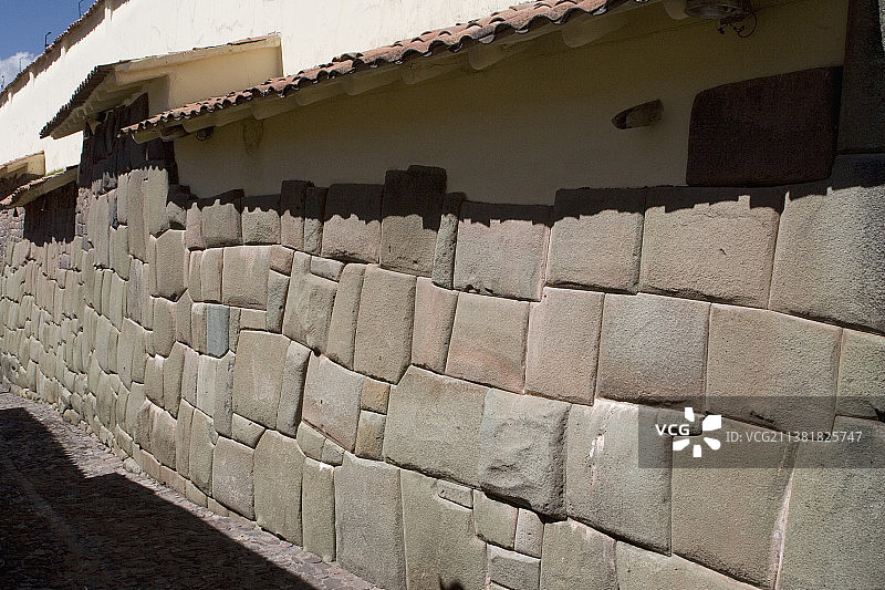 印加人建造的墙壁至今仍用于支撑现代建筑图片素材