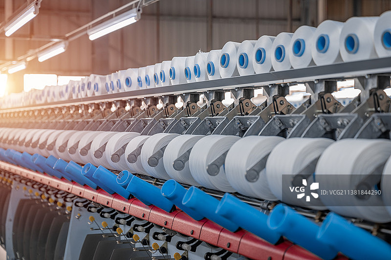 纺织工厂纺纱车间整齐排列的纺纱线内景图片素材
