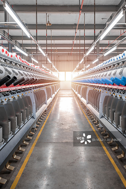 纺织工厂纺纱车间整齐排列的纺纱线内景图片素材