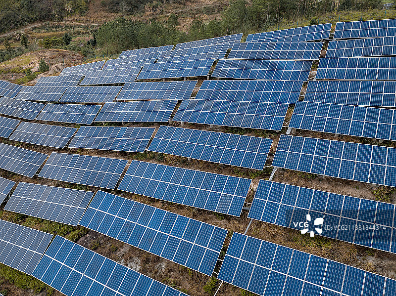 倾斜视角航拍光伏发电站太阳能板图片素材