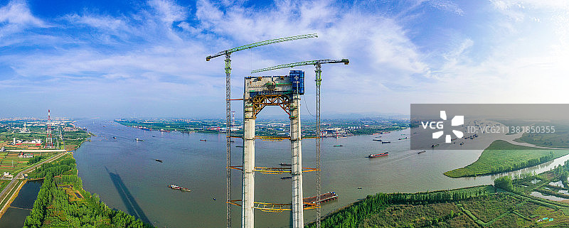 高塔耸入云，拍摄于建设中的龙潭长江大桥图片素材