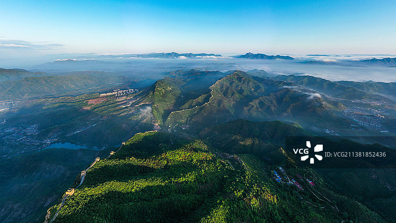 晨雾云海中的司马台长城古镇全景图片素材