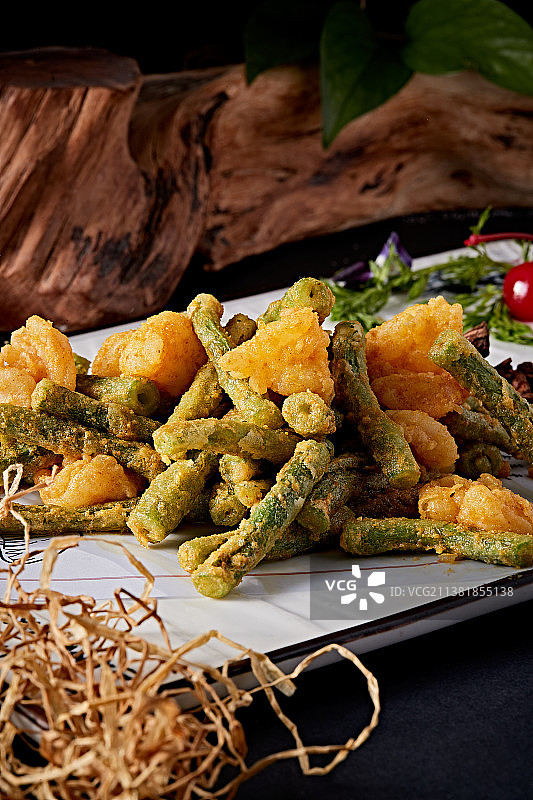 咸蛋黄焗虾仁四季豆图片素材