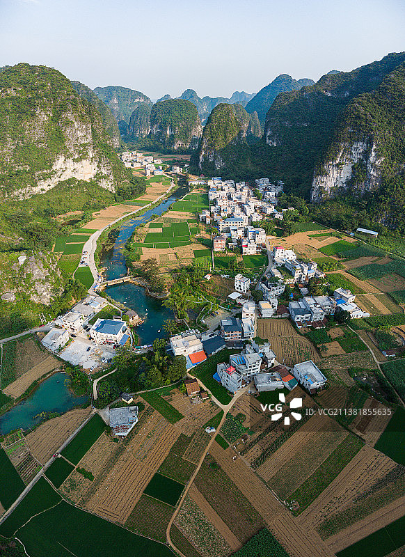 河池都安群山中的乡村图片素材