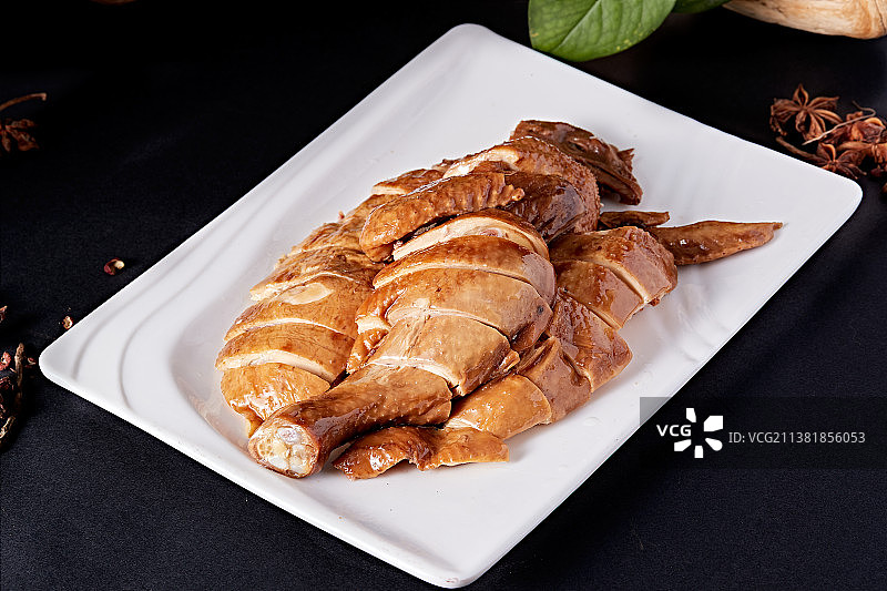 白色盘装的港式豉油白切鸡图片素材