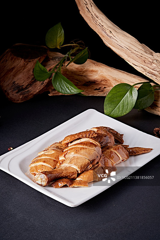 白色盘装的港式豉油白切鸡图片素材