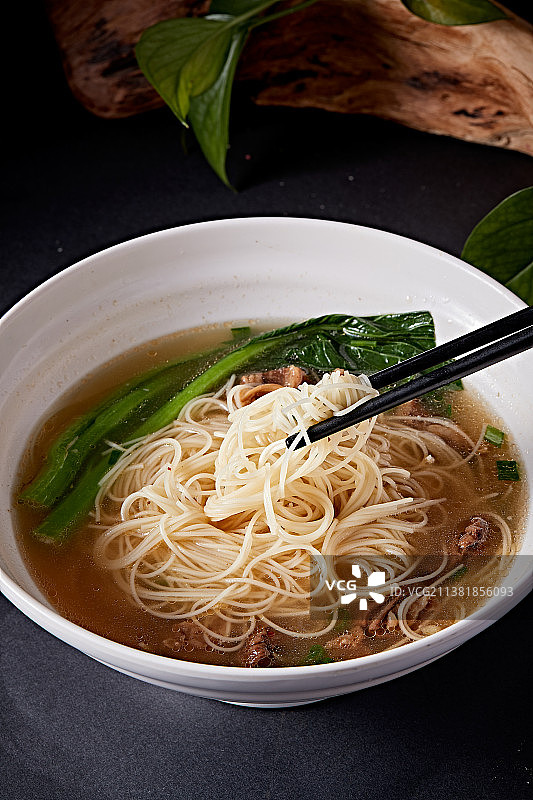 港式茶餐牛肉清汤米粉图片素材