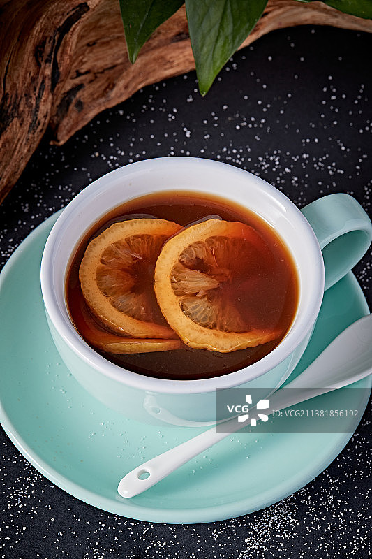 柠檬红茶摆放在黑色背景上图片素材