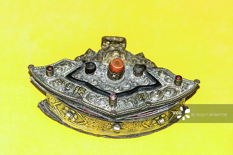 北京中华民族博物院（中华民族园）北园：藏族景区藏族火镰图片素材