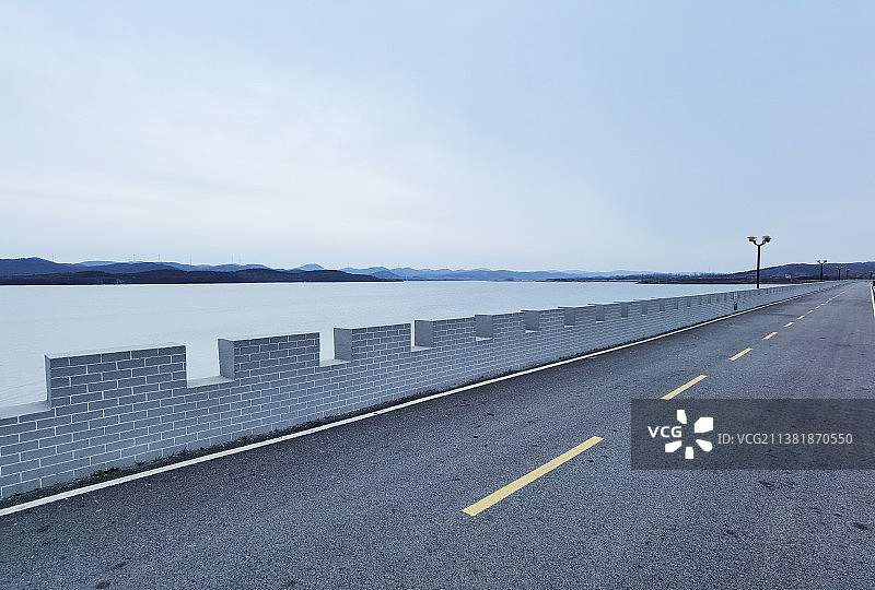 安徽省滁州市凤阳县凤阳山水库（卧牛湖）滨水柏油道路图片素材