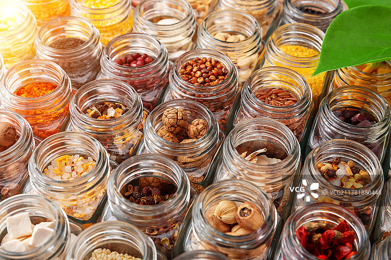 装在玻璃瓶里的调味料和五谷杂粮图片素材